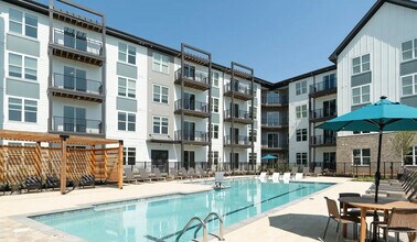 1607 Centennial Park Blvd in Alcoa, TN - Building Photo - Building Photo