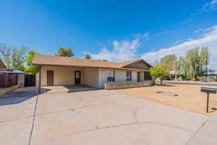 2019 W Wescott Dr in Phoenix, AZ - Foto de edificio - Building Photo