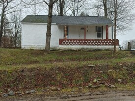 8 Freehold Mills Dr in Freehold, NY - Building Photo