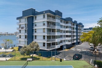 The Reef Club in North Miami Beach, FL - Building Photo - Building Photo