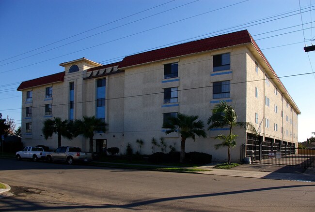 Por Of Monroe Manor in San Diego, CA - Foto de edificio - Building Photo