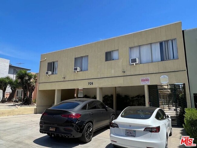924 N Curson Ave in West Hollywood, CA - Building Photo - Building Photo