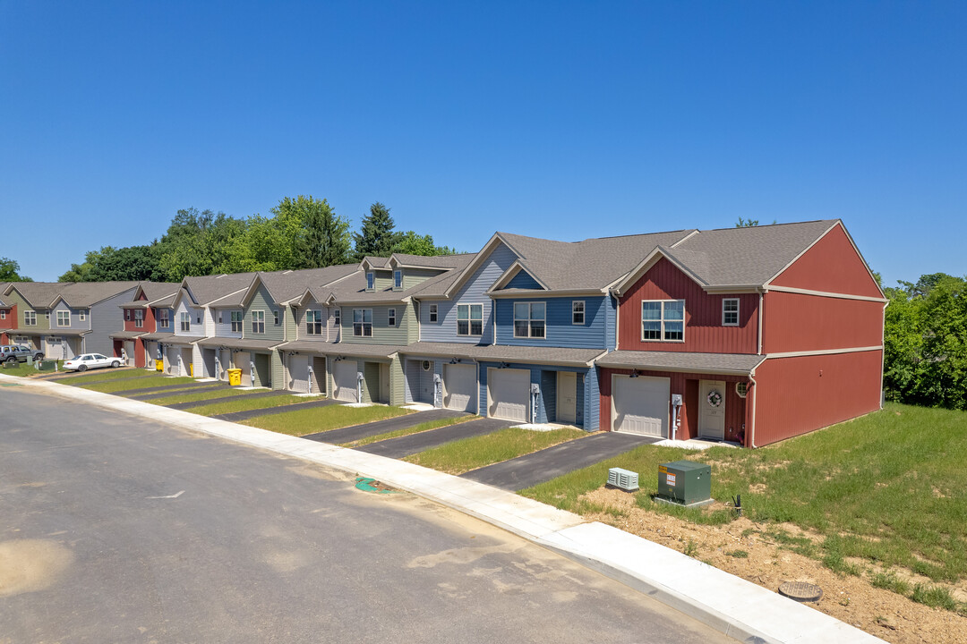 Goldfinch Meadows in Kearneysville, WV - Foto de edificio