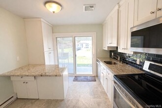 426 Aylesbury Ct in Ridge, NY - Building Photo - Building Photo