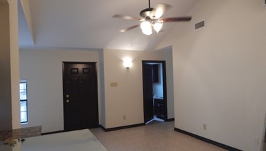 Beverly Apartments in Laredo, TX - Foto de edificio - Interior Photo