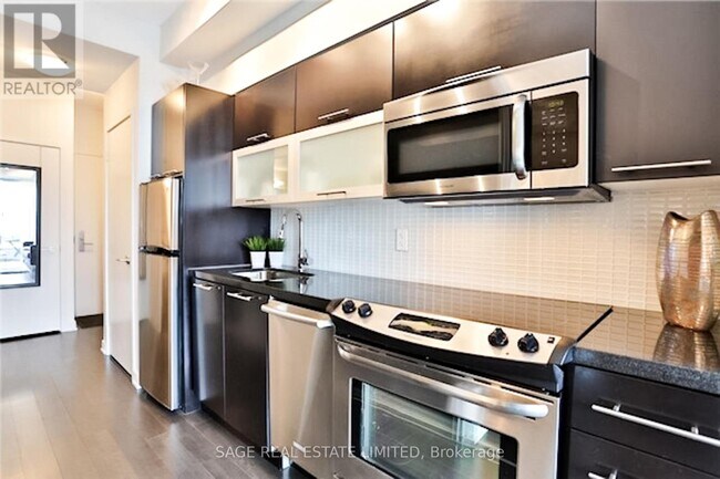 126-126 Simcoe St in Toronto, ON - Building Photo - Building Photo