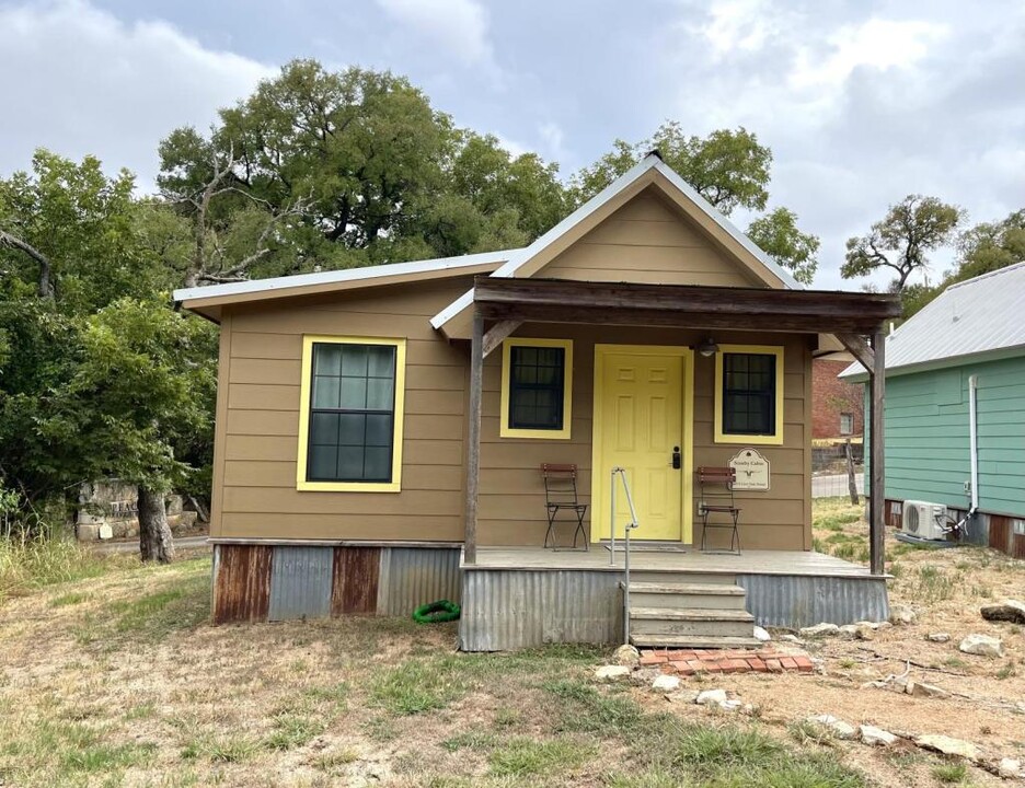 607 Live Oak St in Gatesville, TX - Building Photo