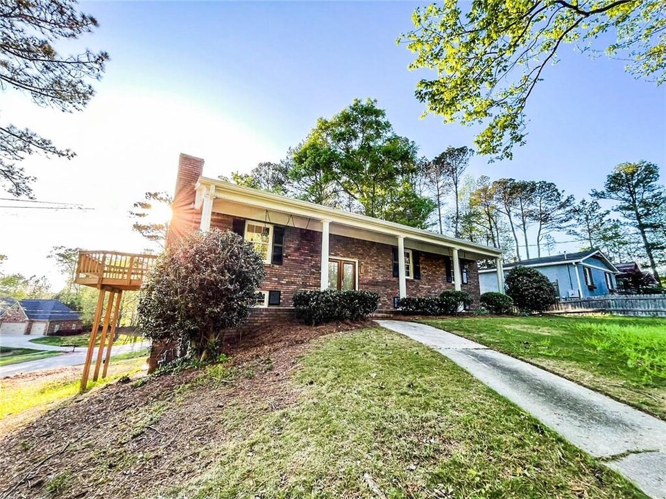1300 N Coleman Rd in Roswell, GA - Building Photo