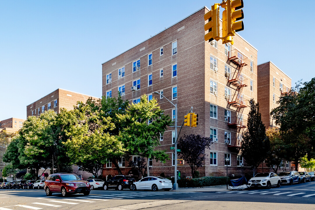 The Sutton in Rego Park, NY - Foto de edificio