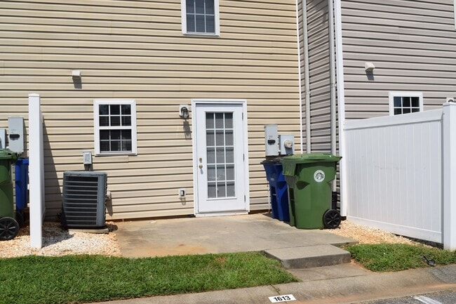 1613 Oak Leaf Dr NW in Hickory, NC - Building Photo - Building Photo