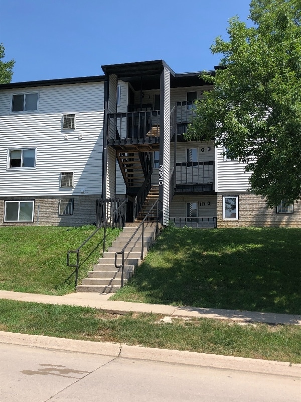 2620 Westwinds Dr in Iowa City, IA - Building Photo - Building Photo