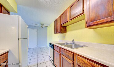 2190 Forest Knoll Dr NE in Palm Bay, FL - Foto de edificio - Building Photo
