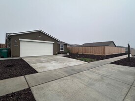 1167 Billingsley St in Hanford, CA - Building Photo