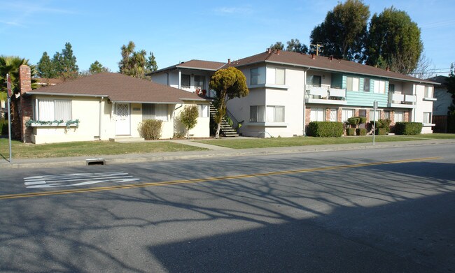 2288 Latham St in Mountain View, CA - Foto de edificio - Building Photo