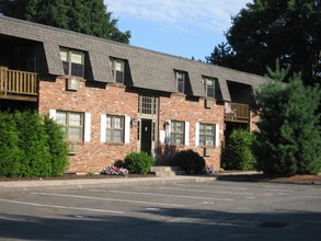 Cambridge Arms in Newington, CT - Foto de edificio - Building Photo