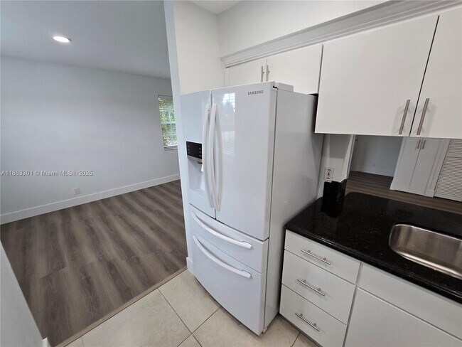 8886 SW 3rd St in Pembroke Pines, FL - Building Photo - Building Photo