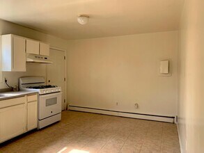 606 Maple St, Unit 1 in Lakehurst, NJ - Foto de edificio - Building Photo