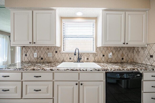 105 Quail Run in Odessa, TX - Building Photo - Building Photo