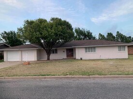2310 N Aspen Dr in Pampa, TX - Building Photo