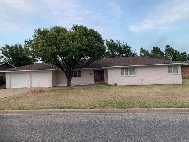property at 2310 N Aspen Dr