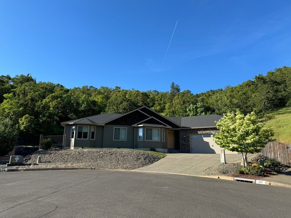 123 Uriah Ct in Winchester, OR - Building Photo