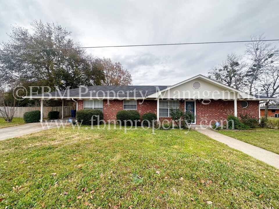 828 Park Ln in Mexia, TX - Building Photo