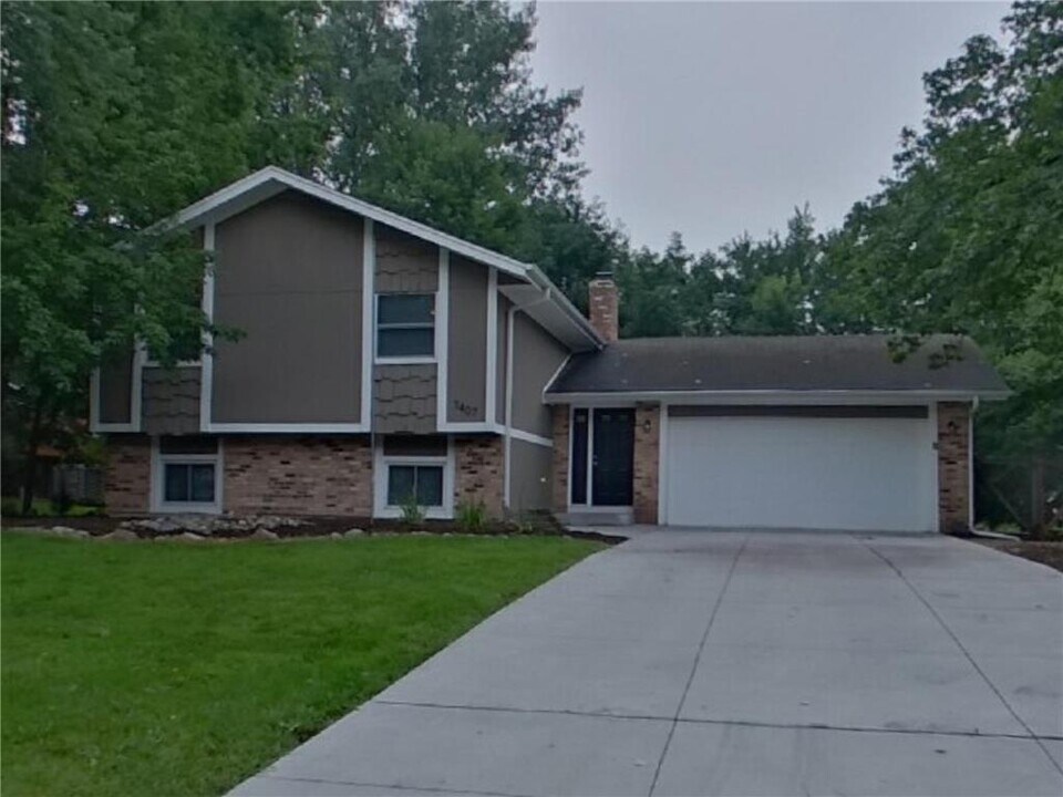7407 Laredo Dr in Chanhassen, MN - Building Photo