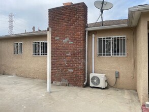 674 E 115th St in Los Angeles, CA - Building Photo - Building Photo