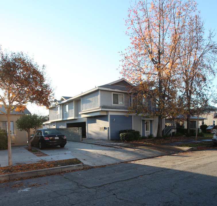 420 Thompson Ave in Glendale, CA - Foto de edificio