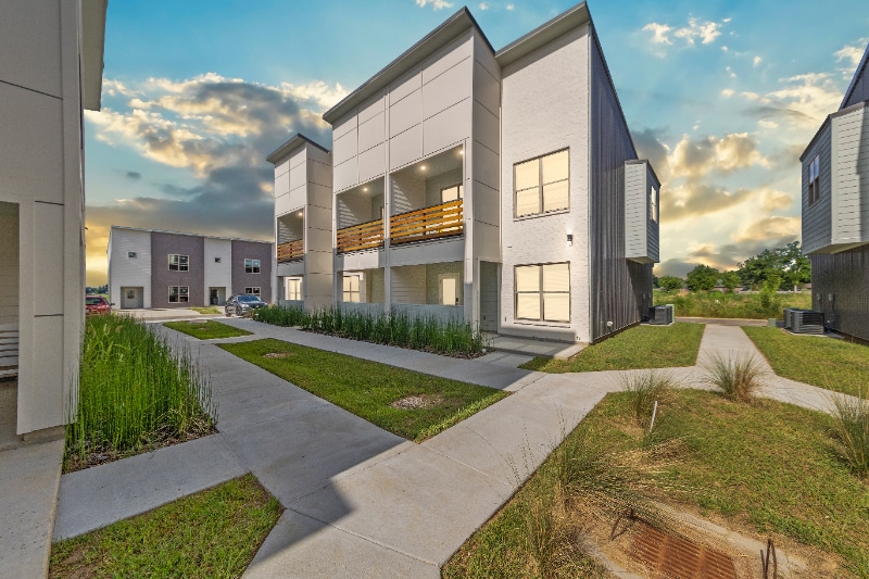 215 Canvasback Dr in Youngsville, LA - Building Photo