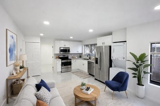 1304 NW 43rd St in Miami, FL - Foto de edificio - Building Photo