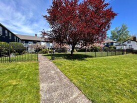 5209 E Burnside St in Portland, OR - Building Photo