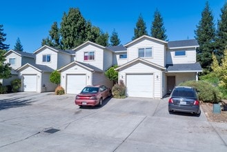 480-490 Posada Way in Chico, CA - Foto de edificio - Building Photo