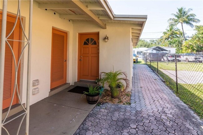 1944 Adams St in Hollywood, FL - Foto de edificio - Building Photo