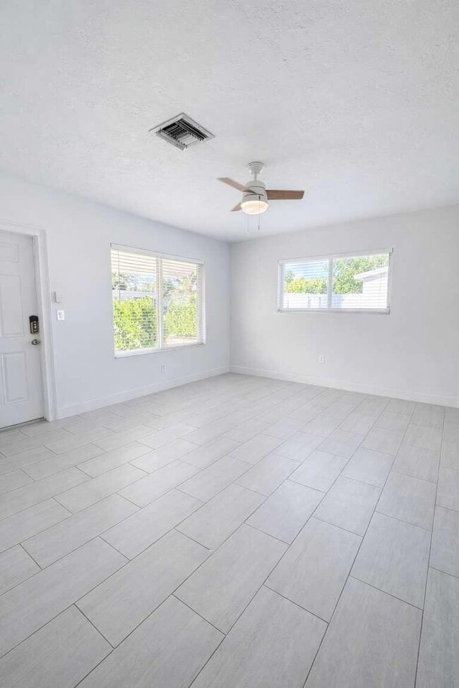1251 NE 211th Ter in Miami, FL - Building Photo - Building Photo