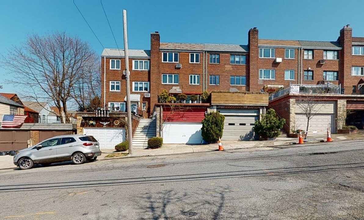 6315 53rd Dr in Maspeth, NY - Building Photo