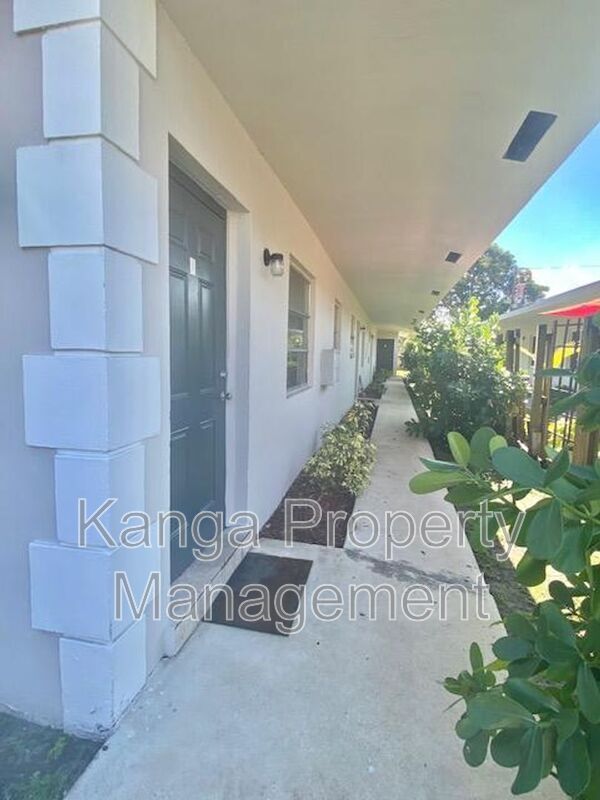 220 SW 8th St in Fort Lauderdale, FL - Foto de edificio - Building Photo
