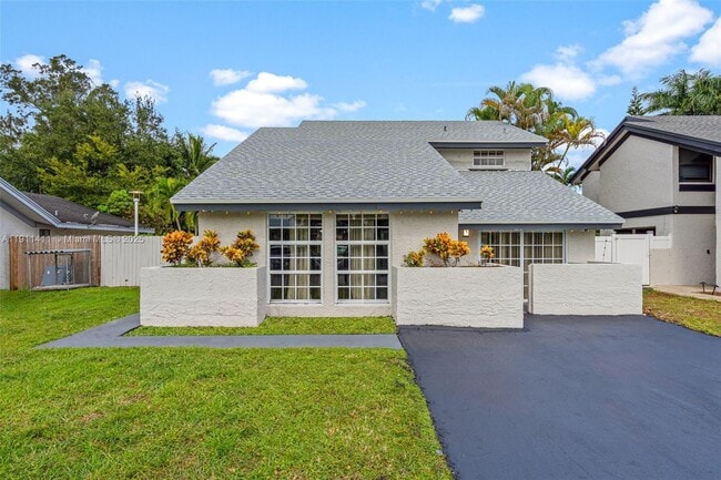 8351 SW 39th Ct in Davie, FL - Foto de edificio - Building Photo