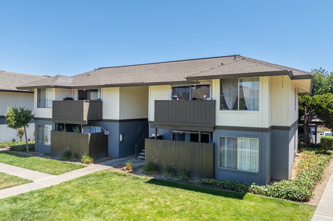 Pine Meadows Apartments in Concord, CA - Foto de edificio - Building Photo