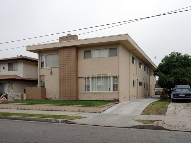 12529 Cedar Ave in Hawthorne, CA - Building Photo - Building Photo