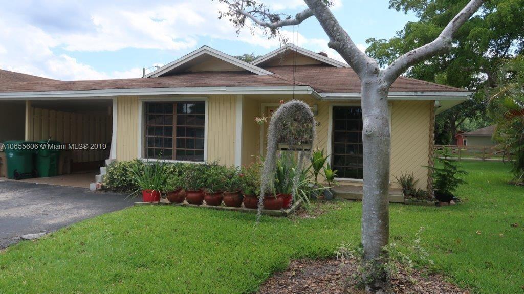 3658 E Bell Dr in Davie, FL - Building Photo