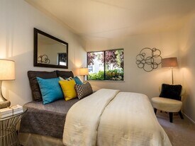 1057 Shell Blvd, Unit 2 in Foster City, CA - Building Photo