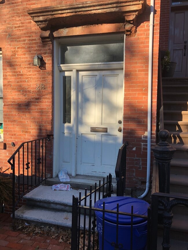 218 6th St, Unit Apt #1 in Jersey City, NJ - Foto de edificio - Building Photo