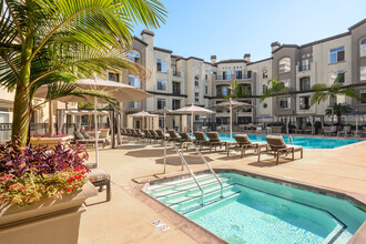 Regents La Jolla in La Jolla, CA - Foto de edificio - Building Photo