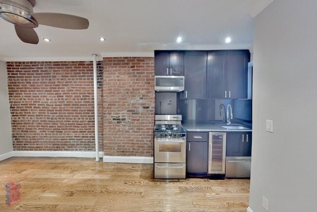 436 W 52nd St in New York, NY - Building Photo - Building Photo