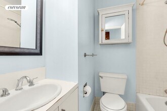 362 W 46th St in New York, NY - Building Photo - Building Photo