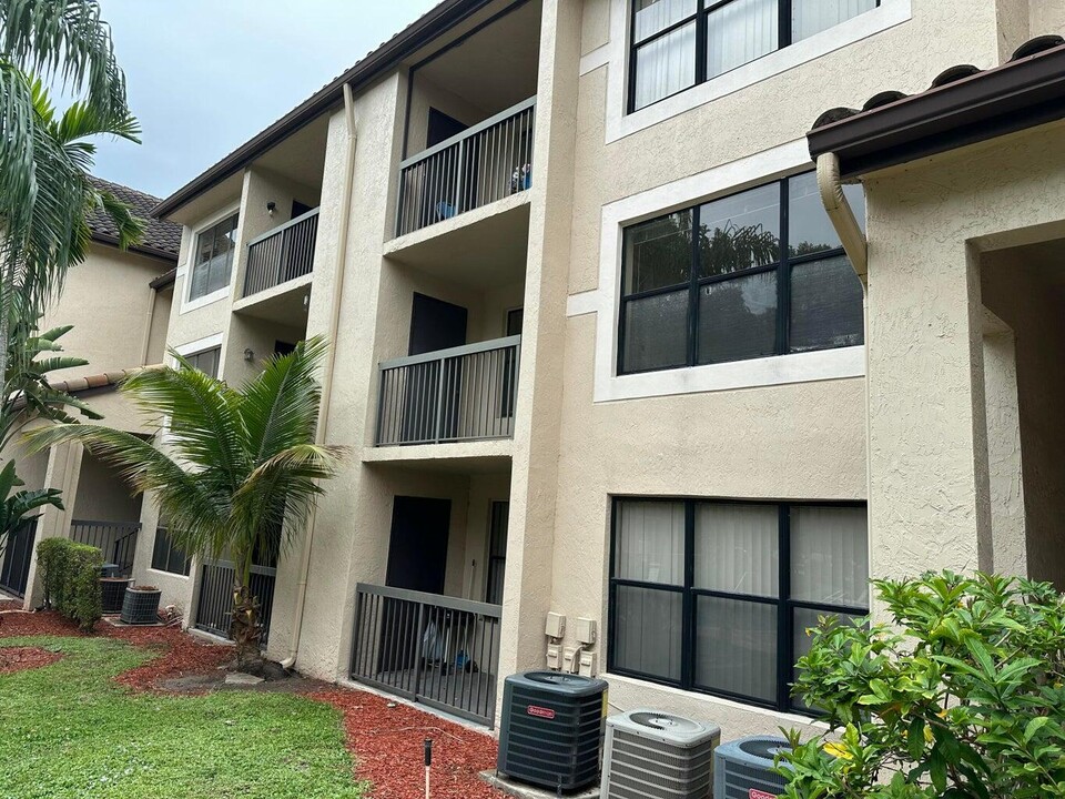 4261 W McNab Rd in Pompano Beach, FL - Building Photo