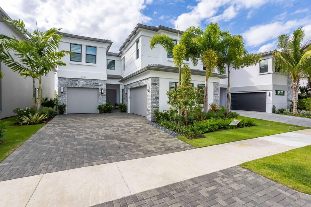 21049 Violet Flds Wy in Boca Raton, FL - Building Photo