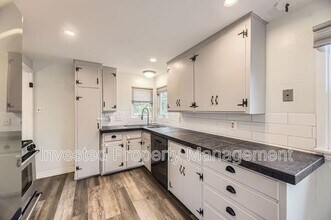 8411 W 64th Pl in Arvada, CO - Foto de edificio - Building Photo