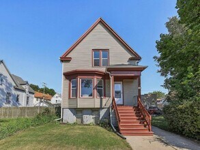 3672 E Munkwitz Ave in Cudahy, WI - Building Photo - Building Photo